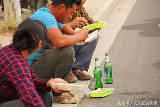 农民工 土豪餐 ,有酒有肉有汤有饭,路边蹲地吃的香甜